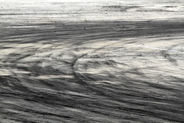 Bandensporen op de weg — Stockfoto