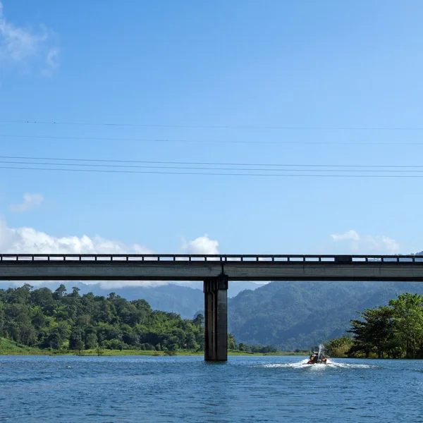 川を渡る橋します。 — ストック写真