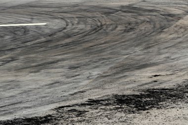 Yol üzerinde lastik izleri