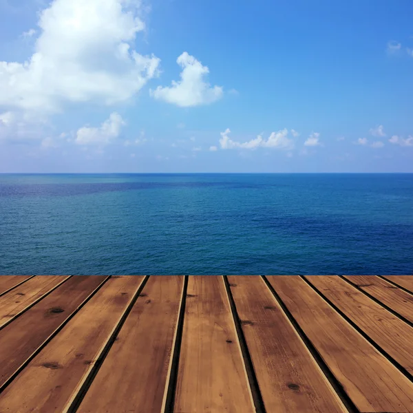 Océan avec ciel et plancher de bois — Photo