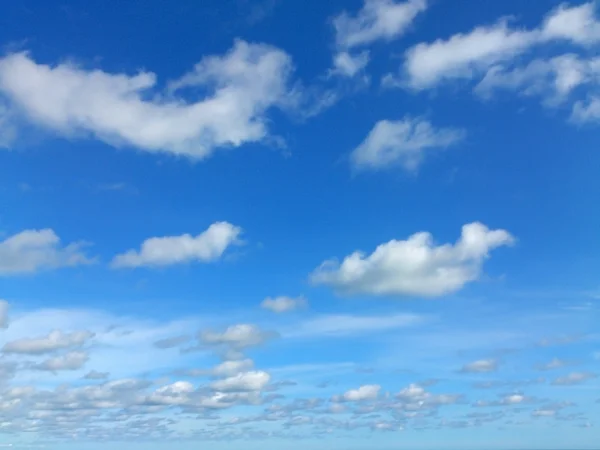 Nuvem com céu azul — Fotografia de Stock