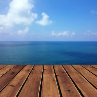 Ocean sky ve ahşap zemin ile