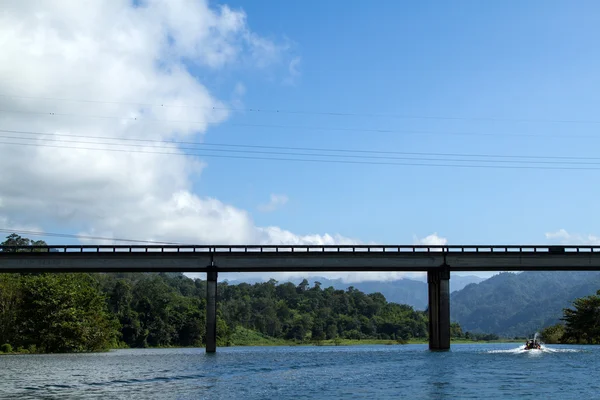 川を渡る橋します。 — ストック写真
