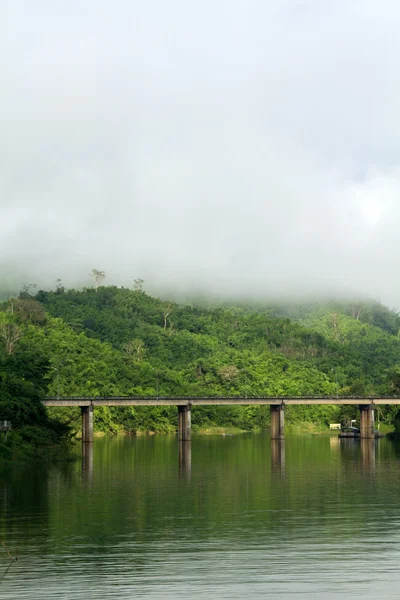 Pont à travers la rivière — Photo