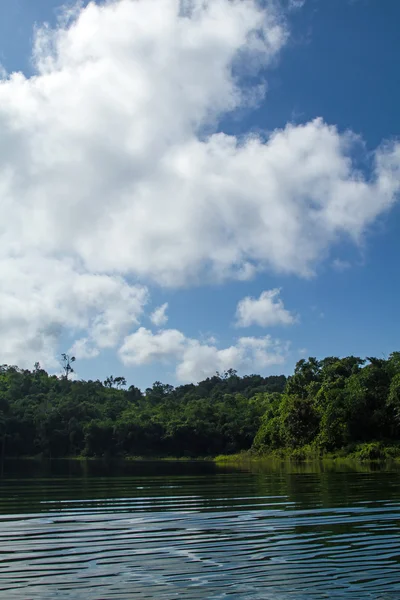 Jezero a hory — Stock fotografie