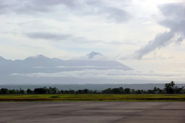 Pista con montagna — Foto Stock