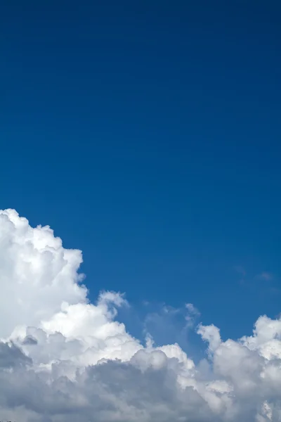 Céu azul fundo — Fotografia de Stock