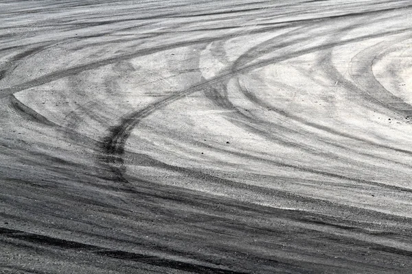 Marcas de pneus na pista de estrada — Fotografia de Stock