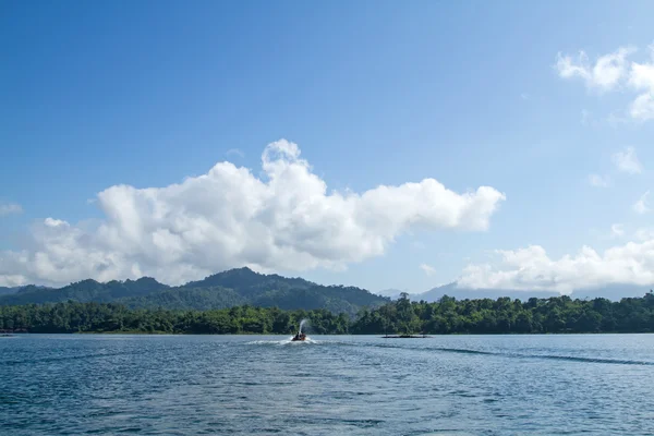 Lago e montanha — Fotografia de Stock