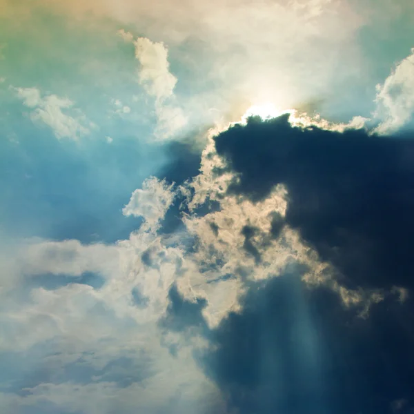 Nuvens no céu com raios de luz — Fotografia de Stock