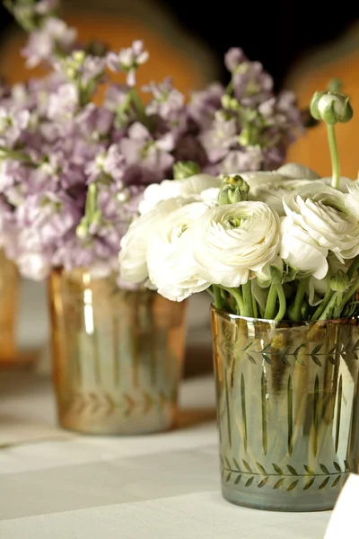 Flores em vaso de vidro — Fotografia de Stock