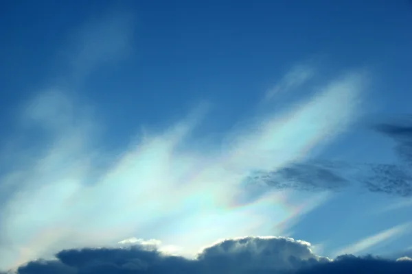 Bela nuvem colorida iridescente — Fotografia de Stock