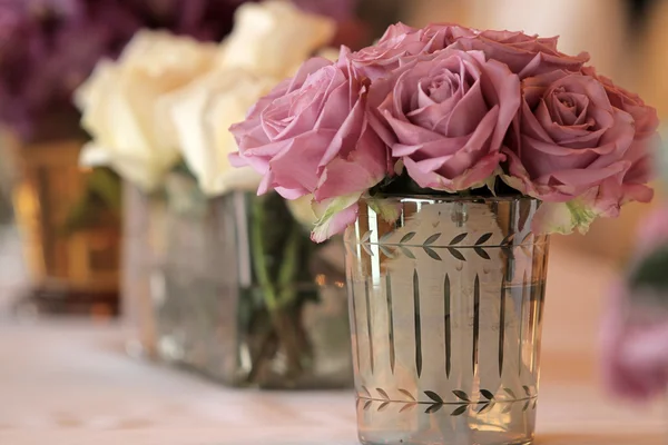 Fleurs dans un vase en verre — Photo