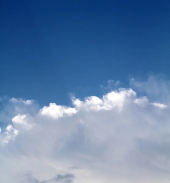 Nuvens com céu azul — Fotografia de Stock