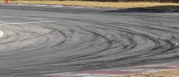 Marcas de pneus na pista de estrada — Fotografia de Stock