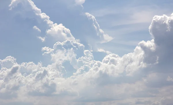 Nuvens com céu azul — Fotografia de Stock