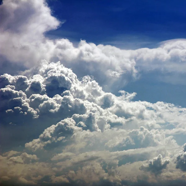 Nuvens com céu azul — Fotografia de Stock