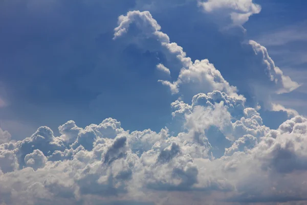 Хмари з блакитним небом — стокове фото