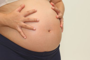 Hamile kadın göbeği