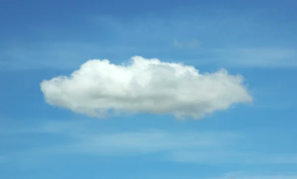 Белое облако с голубым небом — стоковое фото