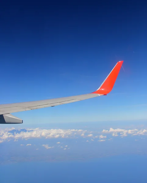 Miękkie chmury nad widok z lecącego samolotu — Zdjęcie stockowe