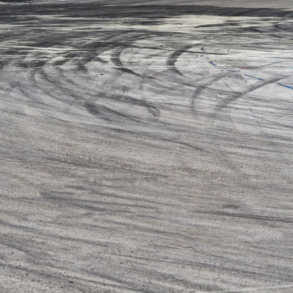 Marcas de neumáticos en la pista de carretera — Foto de Stock