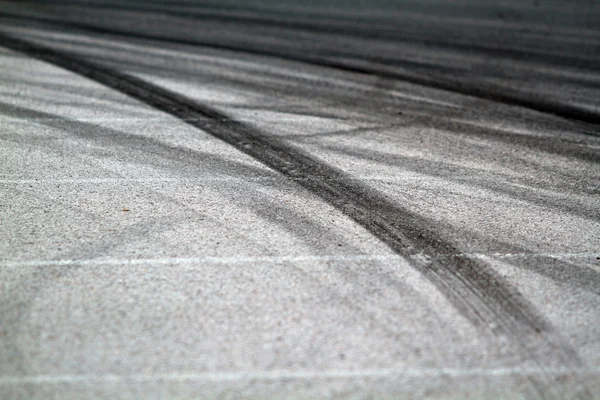 Marcas de neumáticos en la pista de carretera —  Fotos de Stock