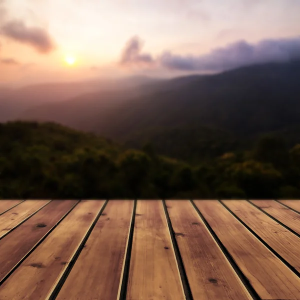 山と木の床と夕日 — ストック写真