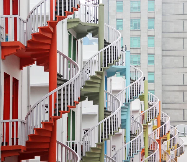 Escadas de emergência coloridas escada de incêndio — Fotografia de Stock