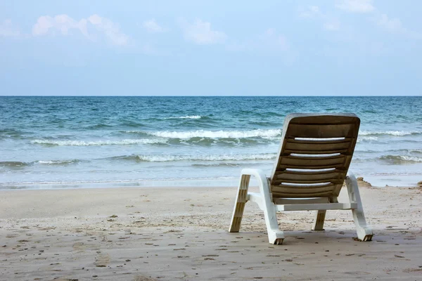 Chaises sur une plage — Photo