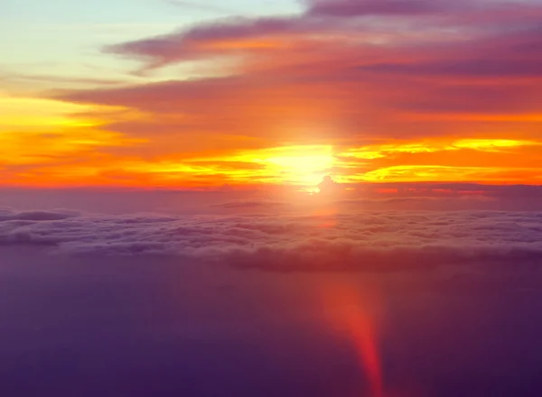 Günbatımı bulutlu görünüm üzerinde — Stok fotoğraf