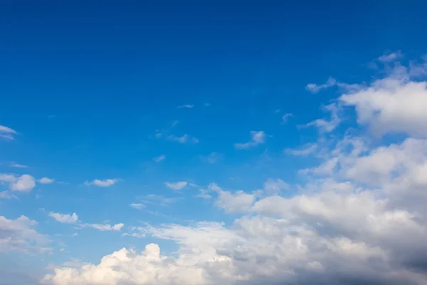 ビューの白い雲 — ストック写真