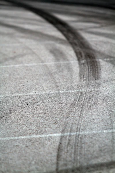 도로 위의 타이어 자국 — 스톡 사진