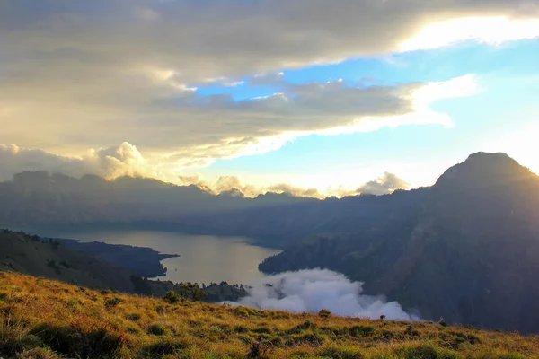 Kratersee des Rinjani-Vulkans — Stockfoto