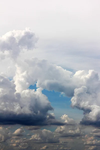 Nuages avec ciel bleu — Photo