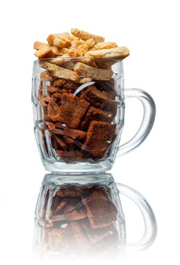 Bira bardağı tuzlu snackes ile