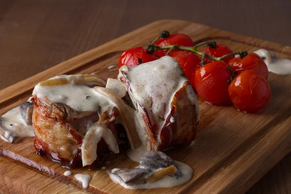 Carne a la parrilla envuelta en tocino Imagen De Stock