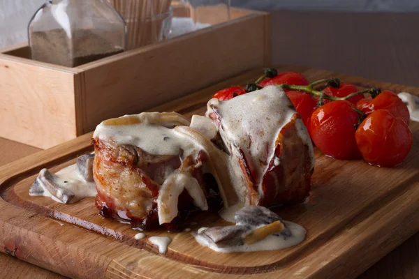 Carne a la parrilla envuelta en tocino Imagen De Stock