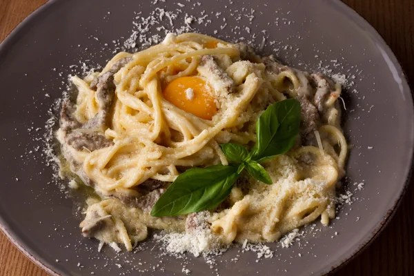 Pasta Carbonara auf weißem Teller — Stockfoto