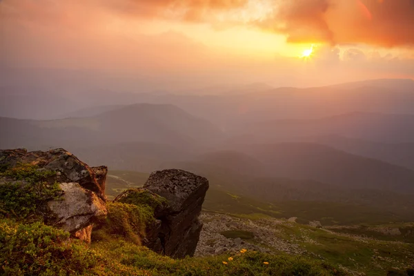 Sonnenuntergang in den Bergen — Stockfoto