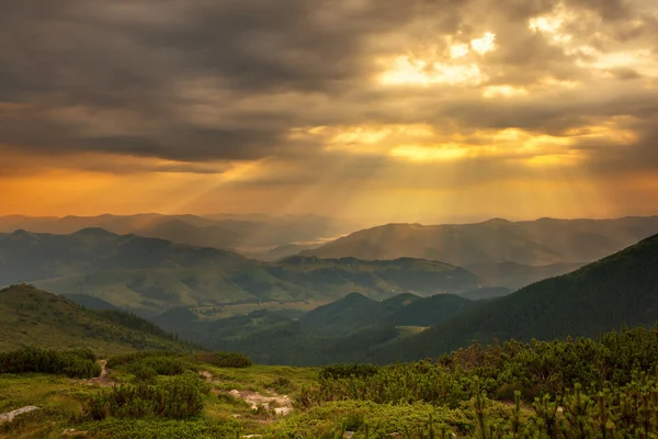 Puesta de sol en montañas — Foto de Stock