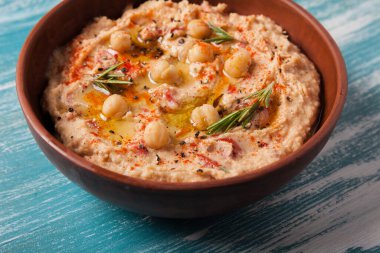 Vejetaryen yemeği. Güneşte kurutulmuş domatesli humus ve füme kırmızı biber.