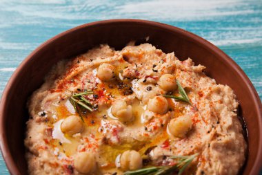 Vejetaryen yemeği. Güneşte kurutulmuş domatesli ve füme kırmızı biberli humus.