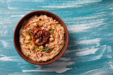 Vejetaryen yemeği. Güneşte kurutulmuş domatesli humus ve füme kırmızı biber.