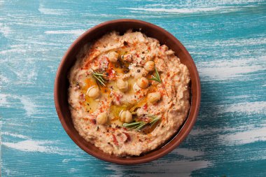 Vejetaryen yemeği. Güneşte kurutulmuş domatesli humus ve füme kırmızı biber.