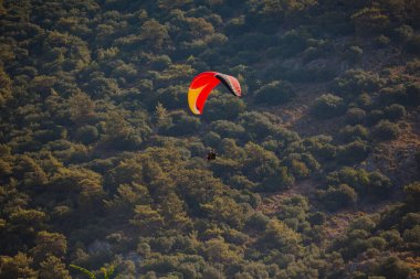 Türk dağlarında paraşütle atlama. Oludeniz