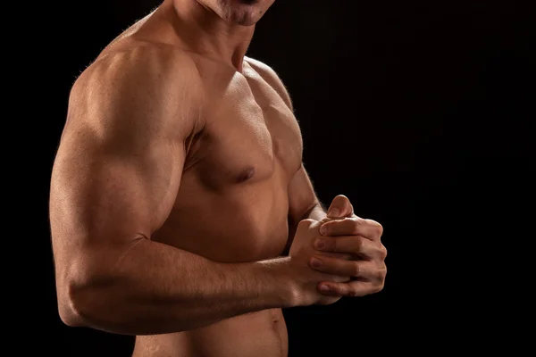 Starker athletischer Mann Fitness-Modell posiert. lizenzfreie Stockbilder