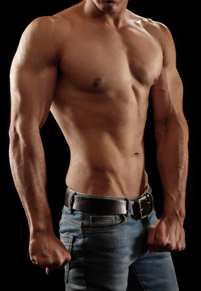 Güçlü atletik erkek Fitness Model poz.