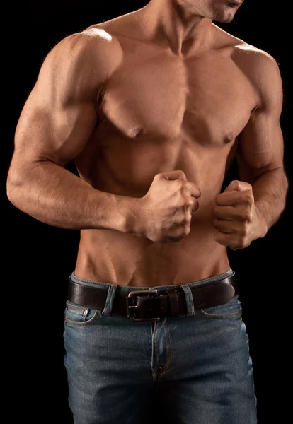 Güçlü atletik erkek Fitness Model poz.