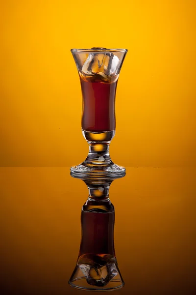 Bicchiere di liquore con cubetto di ghiaccio — Foto Stock